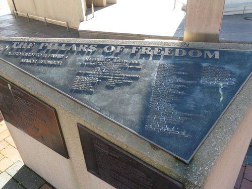 Dandenong Cenotaph and Pillars of Freedom : 12-August-2012