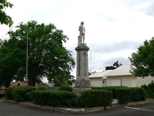 Edenhope War Memorial : 01-November-2011