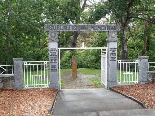 Hepburn Springs Memorial Gates : 21-December-2010