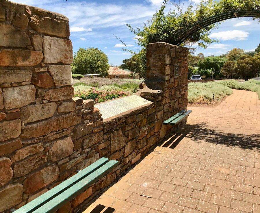 Memorial Walkway | Monument Australia