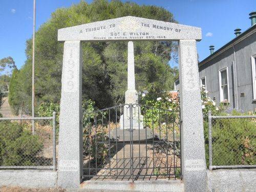Moyston Memorial Gates : April 2014
