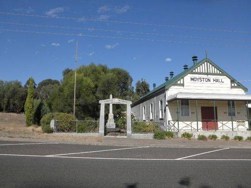 Gates & War Memorial : April 2014