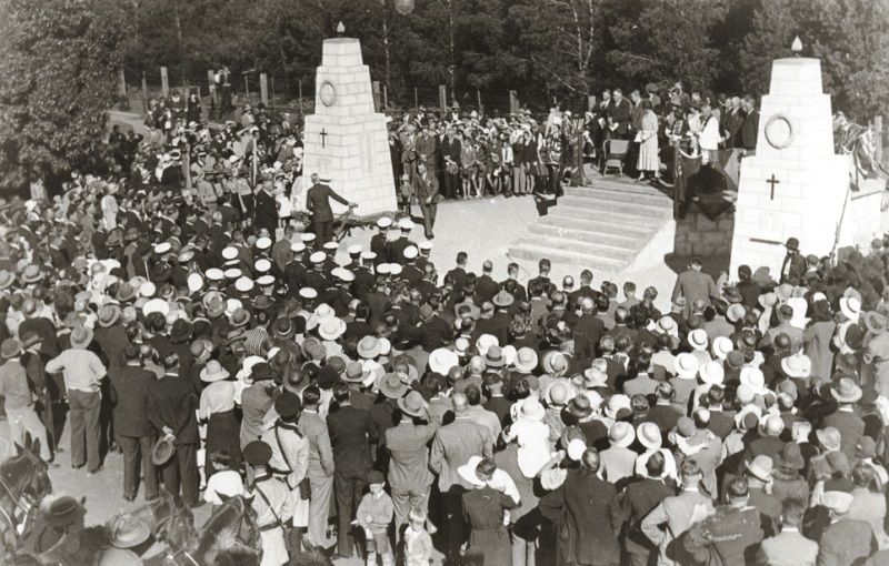 April-1934 : Unveiling of memorial :State Library of South Australia - B-28905