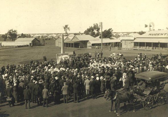 1915 : Recruiting rally in front of the monument (State Library of Queensland)