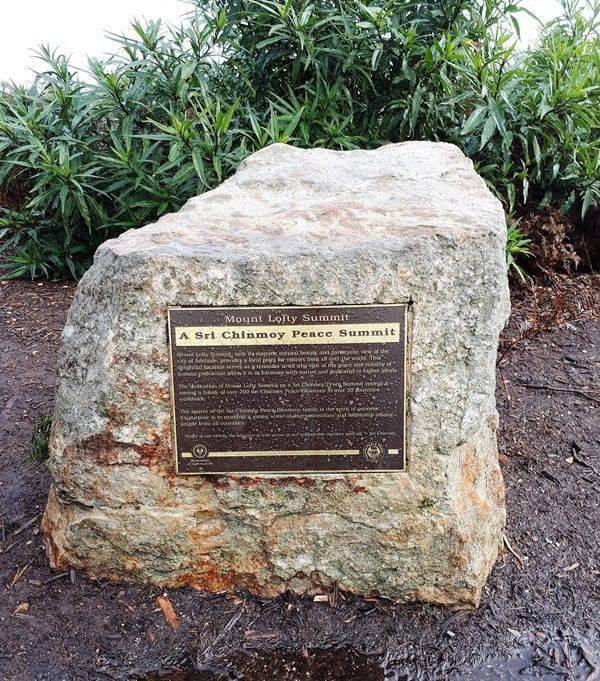 Monument with original plaque : 14-July-2017 (Mary Beaven)