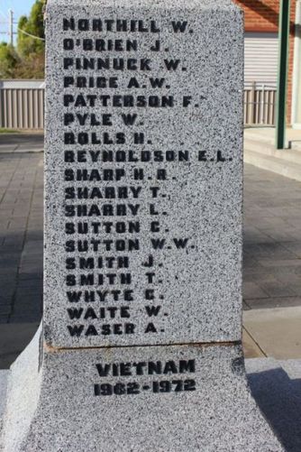 Strathmerton War Memorial : 11-August-2011