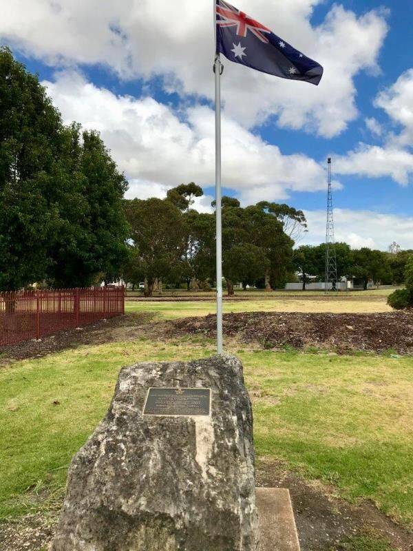 tantanoola-memorial-flagpole-monument-australia