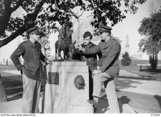 09-June-1942 : Australian War Memorial : Three American officers visiting the monument