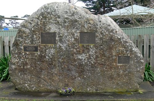 The Sisters War Memorial : 17-July-2011