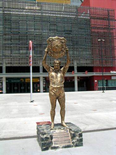 Wally Lewis Statue