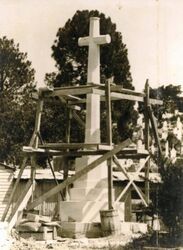 1924 : Construction of Cross (State Library of Queensland)