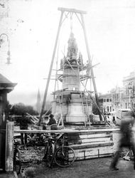 1920 : Erecting the monument : State Library of South Australia - PRG-280-1-26-95