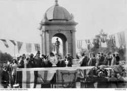 10-January-1910 : Unveiling by Lord Kitchener (Australian War Memorial P00595.045)