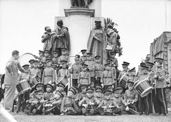 14-January-1937 : Adelaide Boys Band at the statue : (State Library of New South Wales)